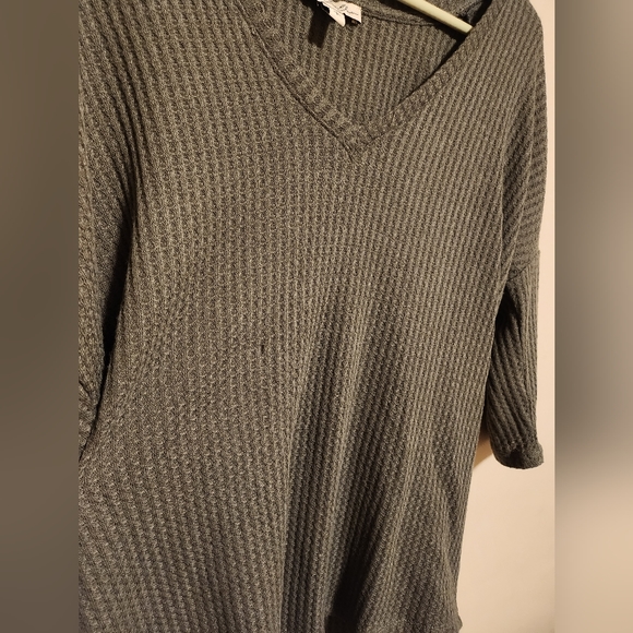 Express Three-Quarter Sleeve V-Neck Knitted Sweater - Picture 3 of 4